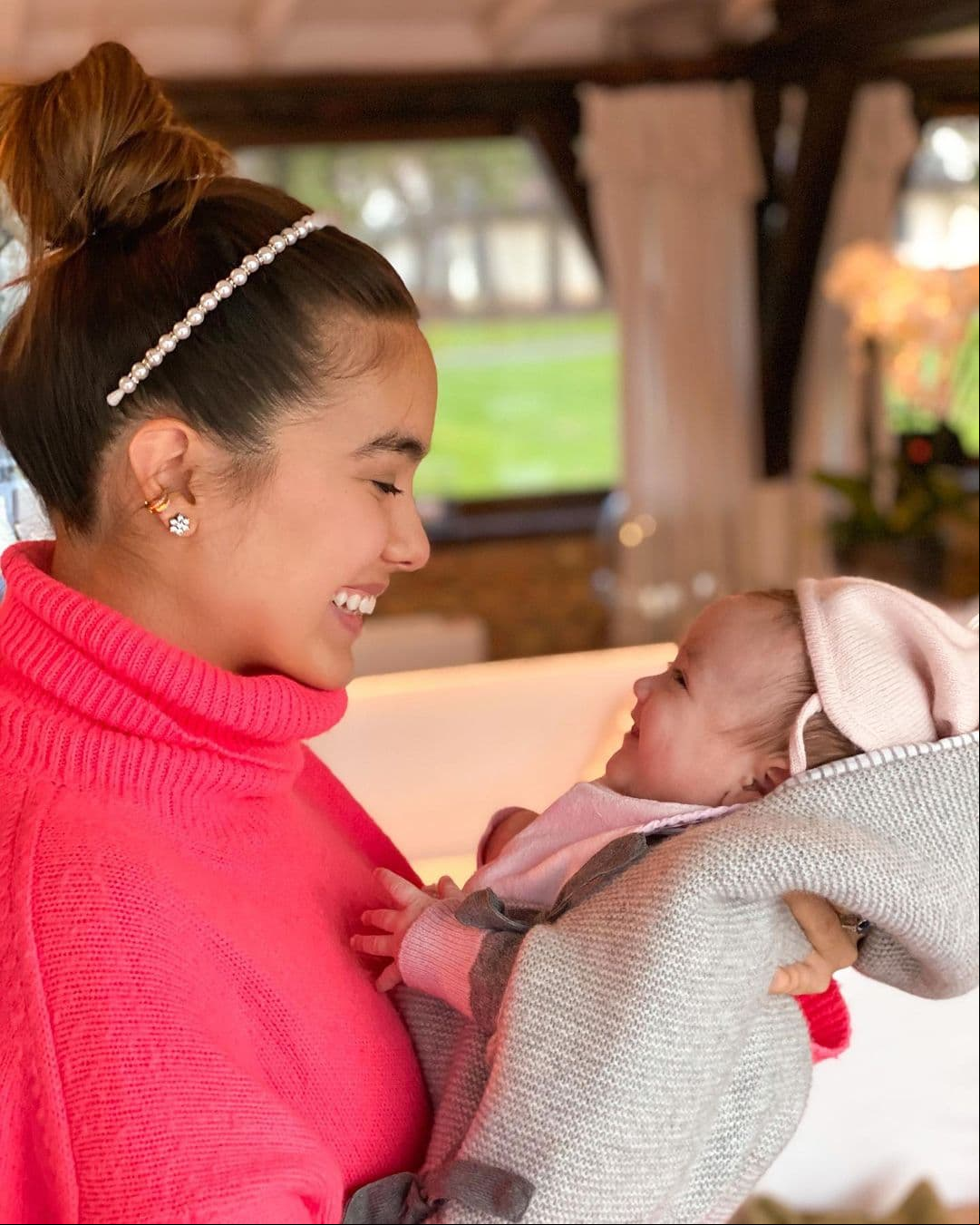 Desde entonces, Blu se ha convertido en toda una celebridad, pues en cada publicación que realizan sus padres junto a ella, termina robándoles toda la atención, tal como sucedió en la fotografía que publicó Sharon Fonseca el pasado 14 de enero, donde les regaló a los seguidores de su madre una tierna sonrisa.