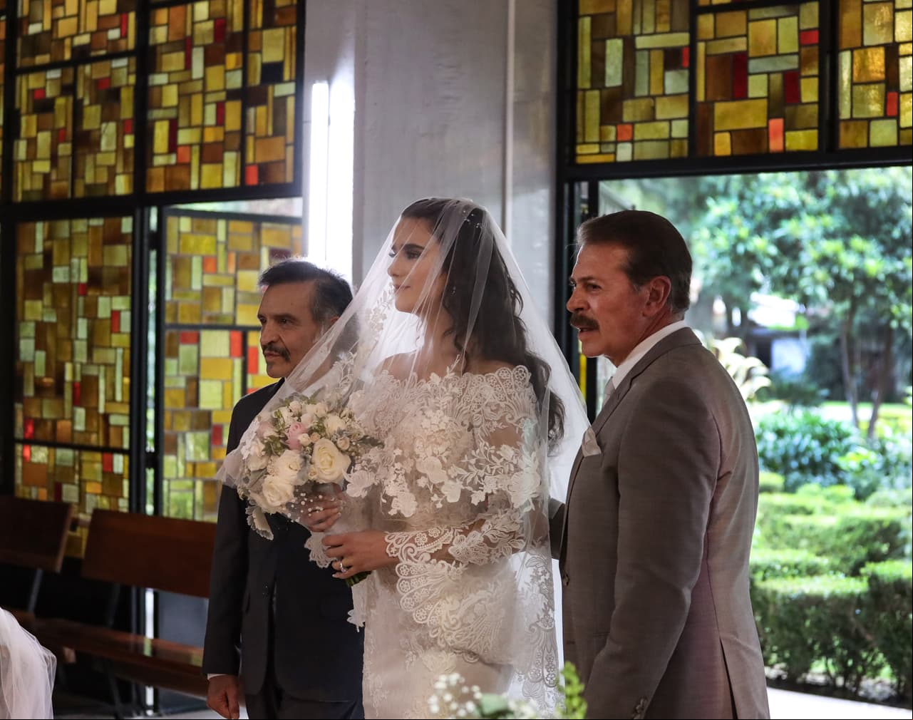 'Juan' y 'Guillermo' se 'aparecieron' en la imaginación de 'Valentina' para acompañar a su querida hija al altar.