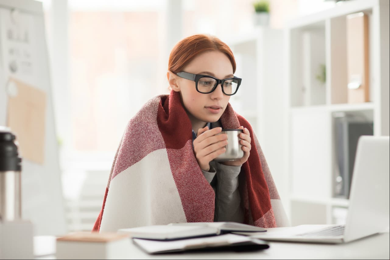 El friolento: Su lugar está cerca del aire acondicionado y siempre tiene mil prendas de ropa encima.