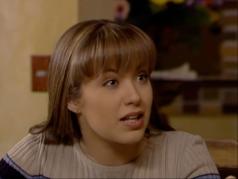 Anahí interpretó a Adela, la hermana adolescente de Daniela, que tras la muerte de su madre se volcó a la rebeldía y experimentó el desamor.