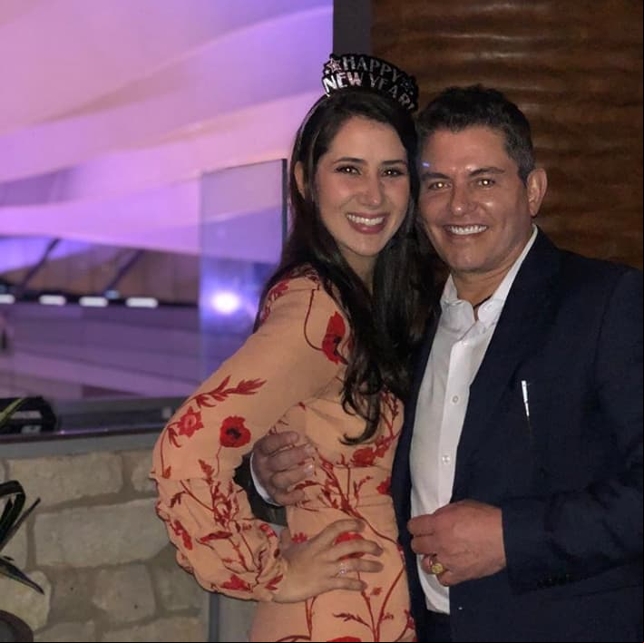 Patricia compartió que a pesar de que el actor le pidió que salieran a tomar un café, no lo volvió a ver hasta tres años después en una boda. Ese día la invitó a la fiesta del papá de Carla Estrada y a pesar de que no tenía su número, consiguió el teléfono de la casa de sus abuelos, aunque lamentablemente no pudo ir a dicho festejo.