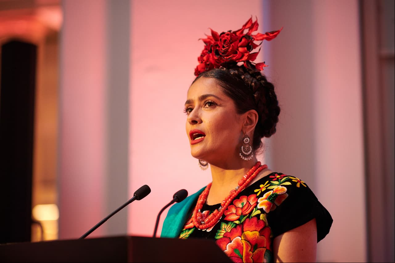 La actriz Salma Hayek lució un traje de Tehuana durante la inauguración de la exposición de los vestidos y objetos personales de Frida Kahlo