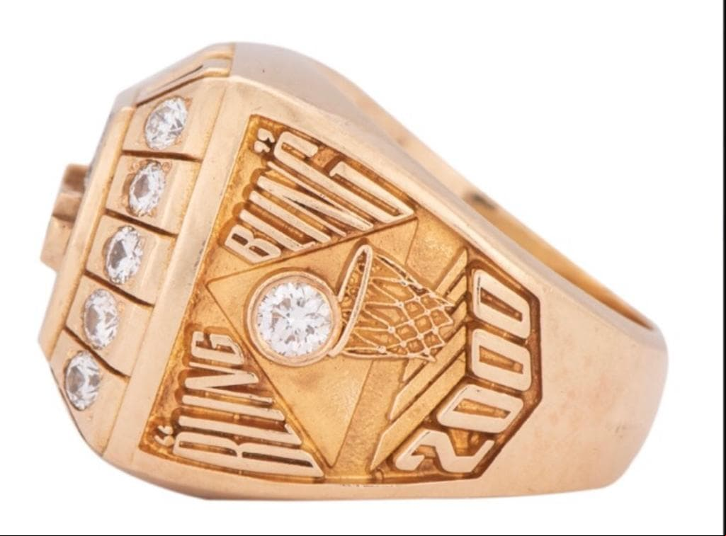 El anillo de campeonato de Los Angeles Lakers de 2000 que Kobe Bryant regaló a su padre Joe, está disponible en una subasta que arrancará en los $40 mil dólares.
