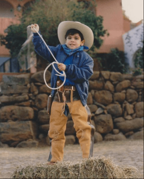 Vivió un tiempo en España y su carrera actoral la inició a los 19 años.