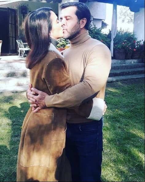 Biby Gaytán y Eduardo Capetillo iniciaron el Año Nuevo 2020 con un beso de amor.
