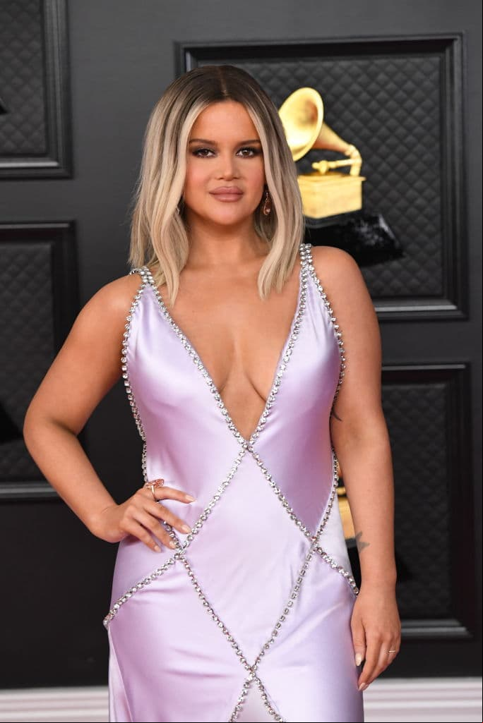 Maren Morris brilló con su diseño de Dolce & Gabbana, un vestido color lila con escote en V.