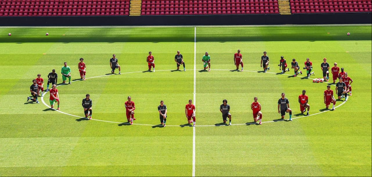 A pesar de estar en plena pandemia y con la Premier League detenida aún, el equipo se reunió en el centro del campo de Anfield y se incaron como gesto de protesta.