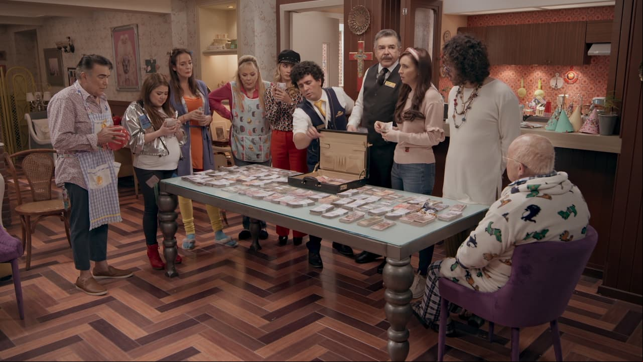 Pero además, lleva un portafolios que tiene sus iniciales y está lleno de dinero.