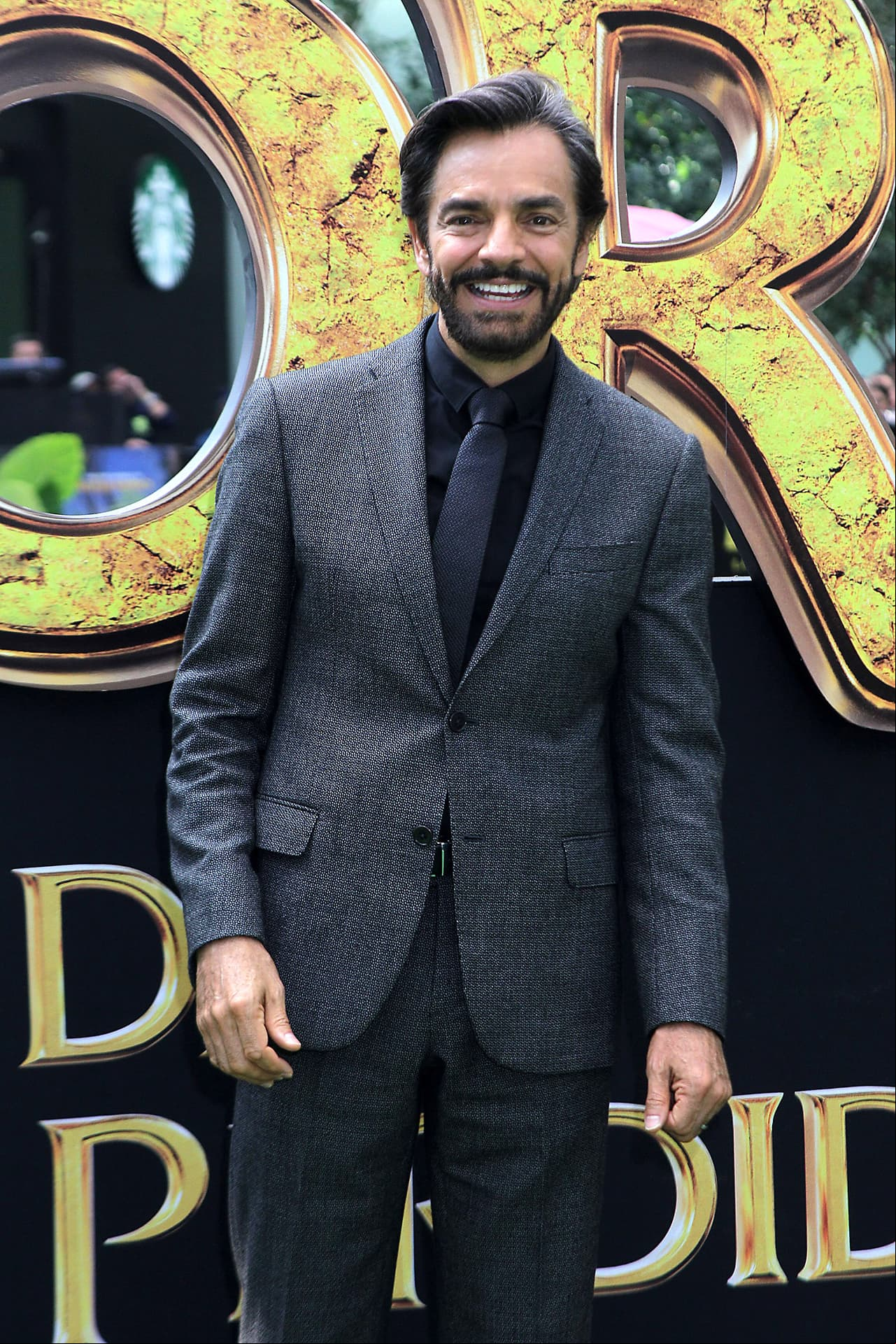 Eugenio Derbez debuta como reggaetonero en medio del escándalo en redes sociales