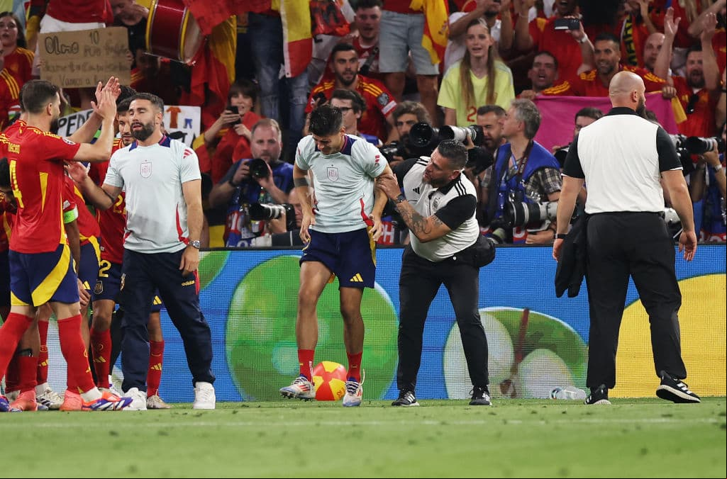 Morata tranquiliza a todos y dice que solo sufrió un golpe