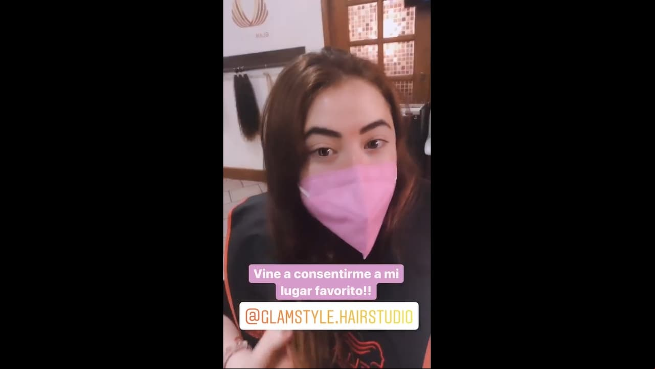“Para verme linda aunque esté guardada en mi casa… Vine a consentirme a mi lugar favorito… No se fijen en mi cabello porque ahora sí, le urge que lo dejen bonito”, precisó.