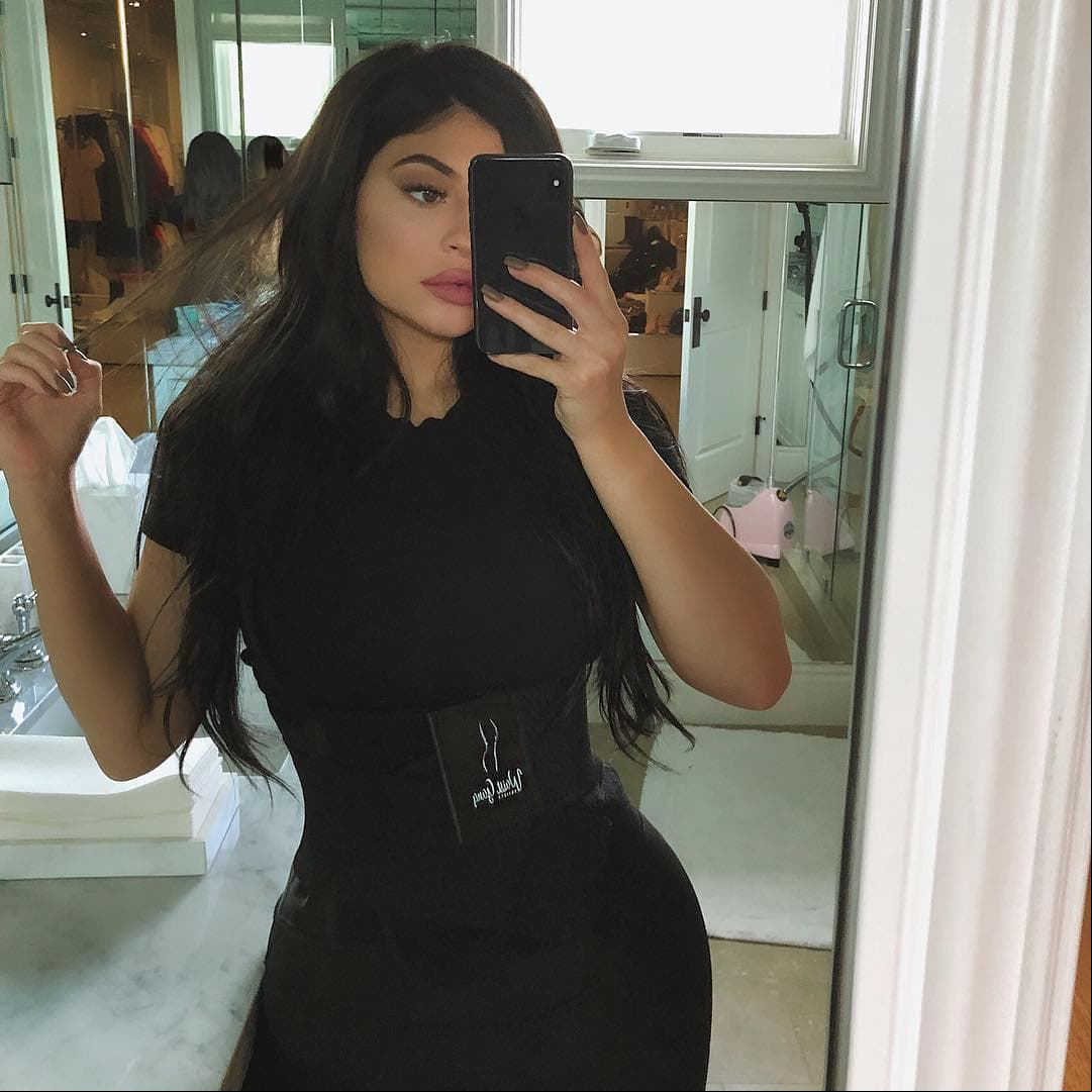 Faja: En innumerables ocasiones, Kim, Kylie, Kourtney y Khloé presumieron en sus redes sociales el uso de la faja ‘Waist Training’, la cual les permitía recuperar su silueta después de un embarazo.