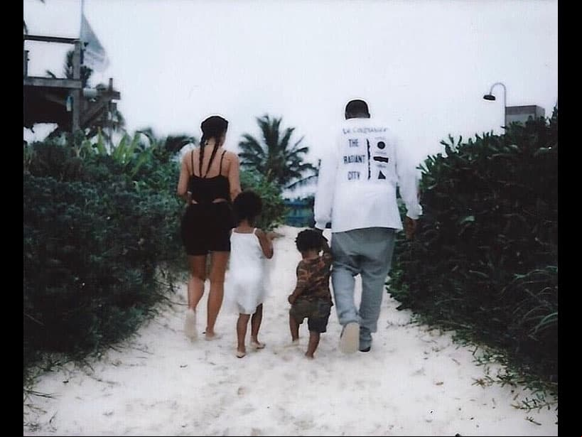 Kim Kardashian publicó un emotivo mensaje a su esposo Kanye West, con quien formó una familia de cuatro niños. “¡Feliz día del padre! ¡Eres el mejor papá para nuestros pequeños! ¡Te amamos muchísimo!”, compartió.