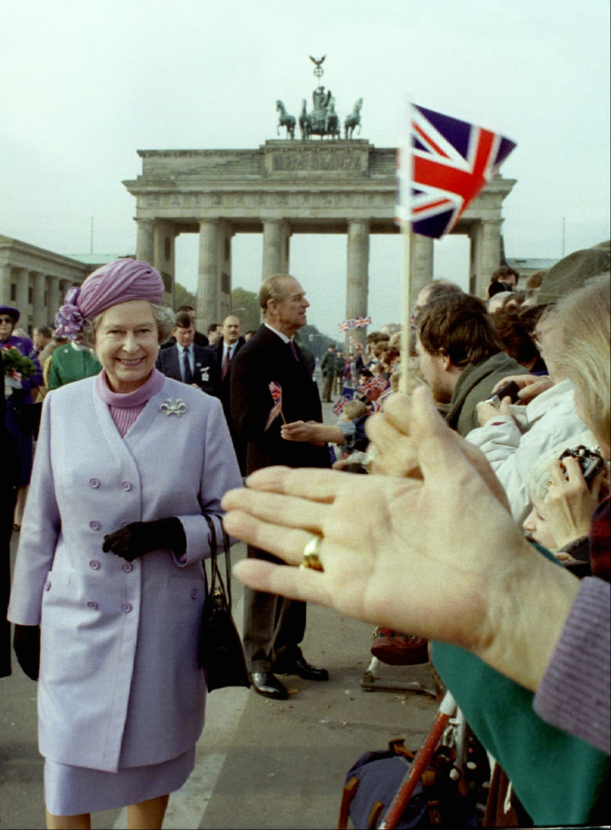 En octubre de 1992, la Reina cruzó la Puerta de Brandenburgo, durante el tercer día de su visita a Alemania, e impactó con su elegancia al portar un traje sastre en color violeta y un sombrero púrpura. Según Univisión, era "mandatorio" que la Reina llevara un sombrero si se alejaba del Palacio, "pues es la personificación casual de su corona y solo cuando está dentro de la Casa Real puede darse la libertad de no llevarlo".