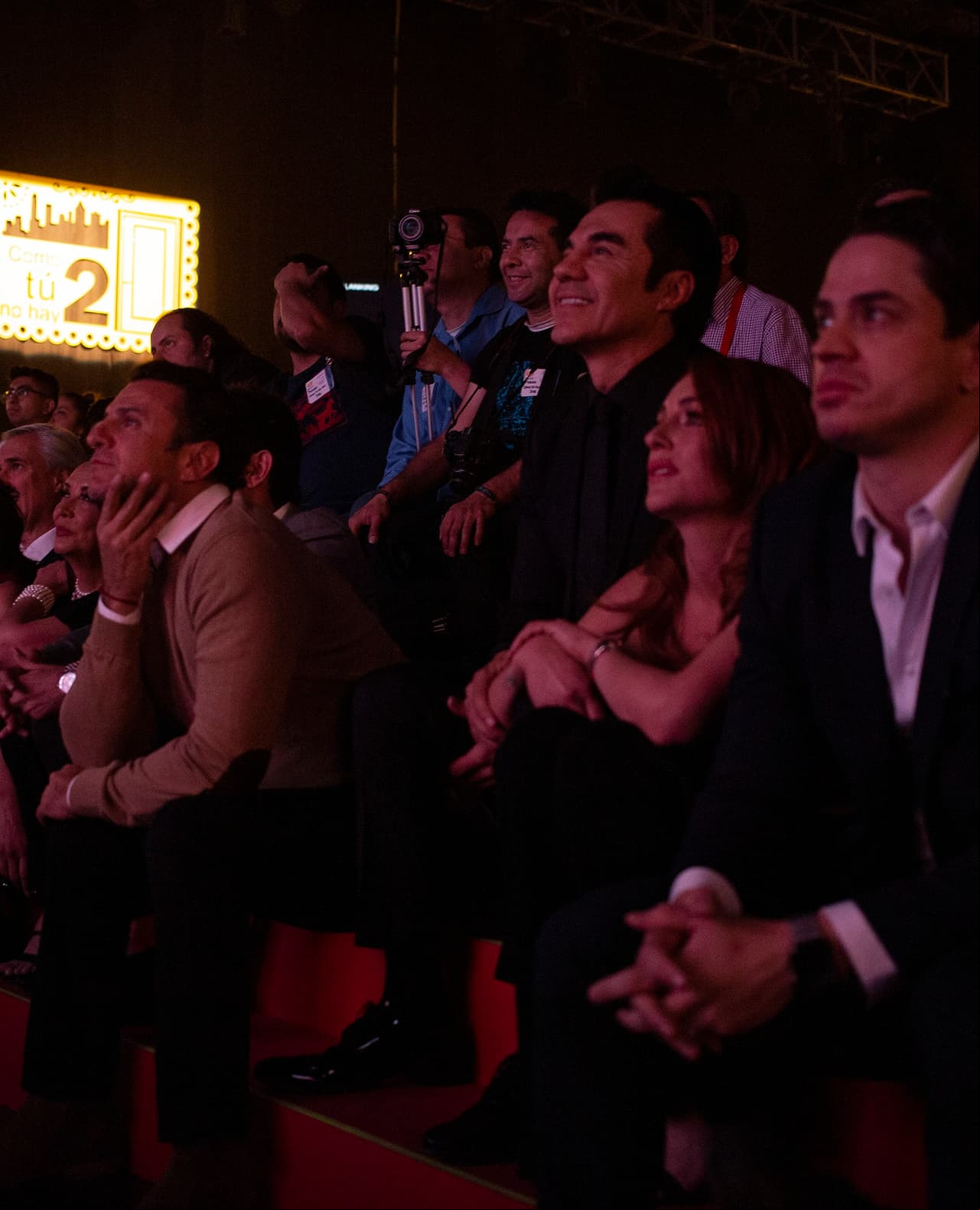 Los actores pudieron ver un primer avance de la telenovela en el que aplaudieron cada vez que un miembro del elenco aparecía en la pantalla.