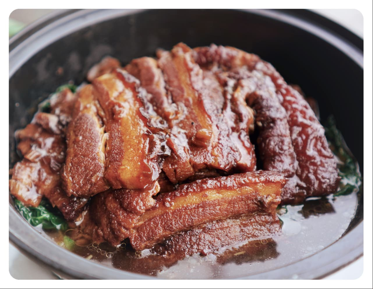 Tocino. Contiene altos niveles de grasa saturada y colesterol. Afecta el corazón y favorece el aumento de peso.
