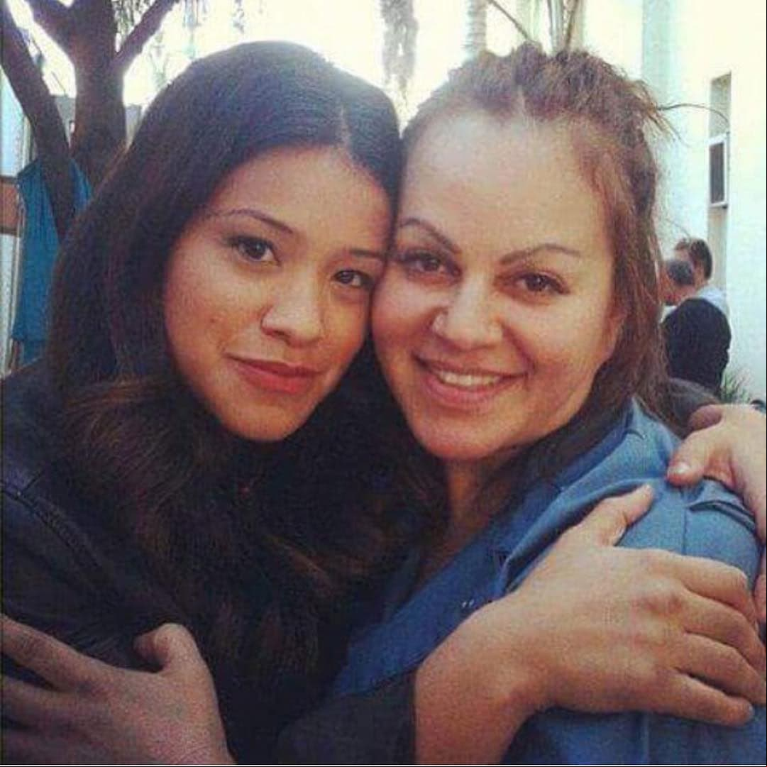 Además de convertirse en una de las intérpretes más importantes del género regional mexicano, Jenni mostró su talento como actriz en ‘Filly Brown’, la única película en la que participó junto a Gina Rodriguez y Lou Diamond Phillips en 2012.