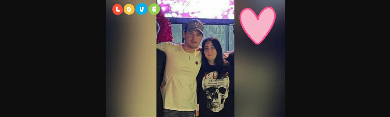 No fue el único detalle que preparó, el joven también adornó con toda clase de rosas rojas e incluso mandó a hacer un arreglo florar en forma de corazón.
