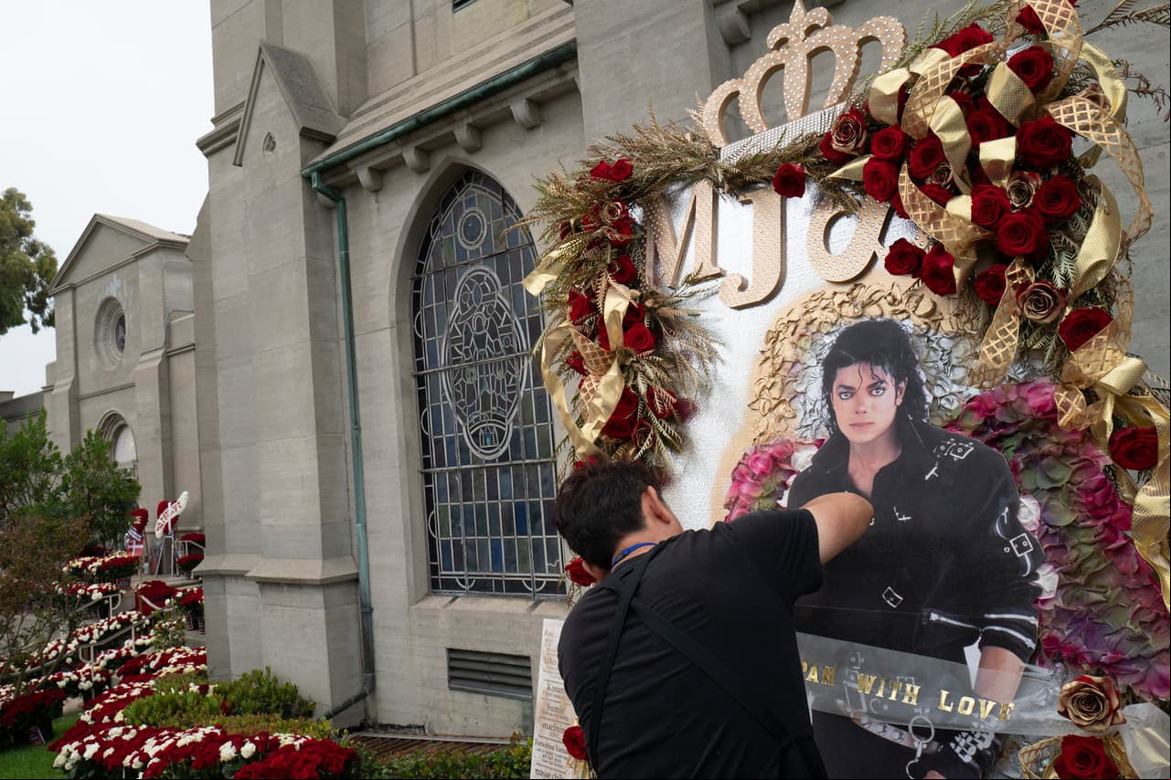 Tras la muerte del Rey del Pop, su nombre volvió a ser noticia, pero esta vez por un documental titulado 'Killing Michael Jackson', el cual deja al descubierto algunas circunstancias de su muerte.