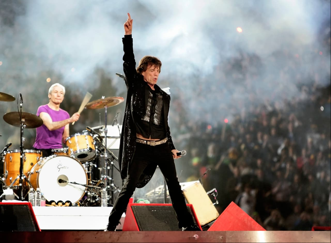 'Satisfaction', 'Start Me Up' y 'Rough Justice' sonaron en el show de medio tiempo, sin embargo, la retransmisión tuvo un retraso de cinco minutos por censurar ciertas partes de las canciones.