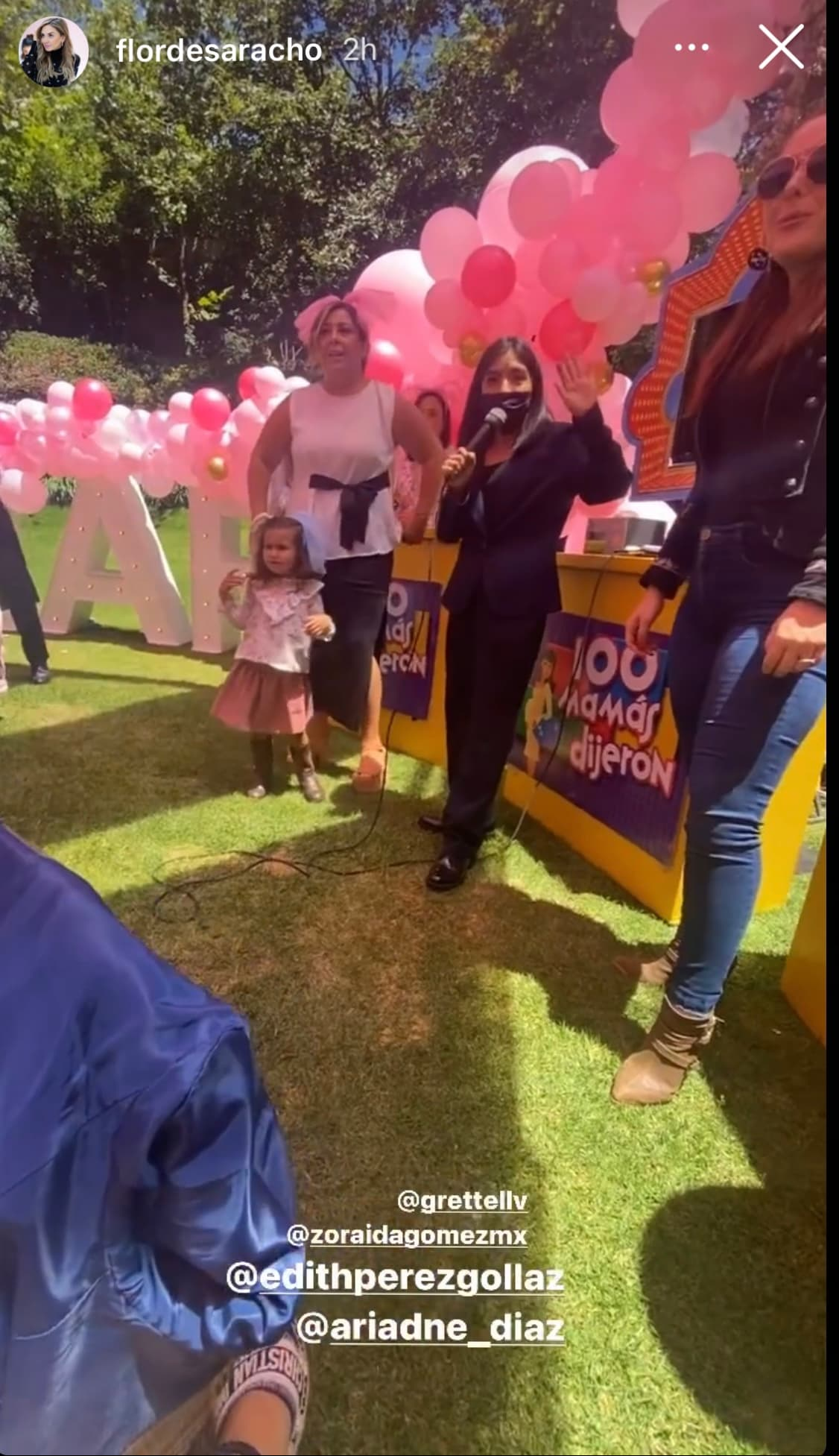 En cuanto al entretenimiento, como es común en este tipo de festejos, se organizaron varias dinámicas incluyendo una divertida parodia de '100 mamás dijeron' para entretener a las asistentes y probar su conocimiento en temas de maternidad y crianza.