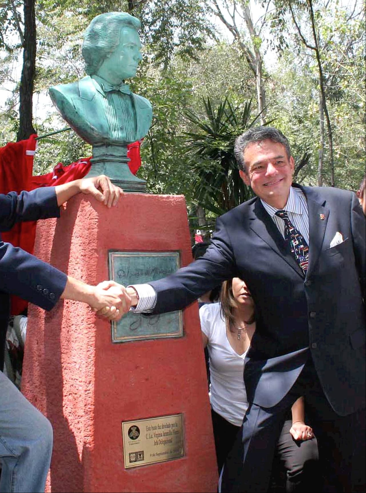 Tras grabar algunos discos, José José perdió brevemente su voz debido a sus adicciones al alcohol y problemas con las drogas. Sin embargo, años más tarde ‘El Príncipe’ se recuperó con ayuda de sus amigos, el periodista Ricardo Rocha y la productora Tina Galindo, quienes lo ayudaron a internarse en el Centro de Rehabilitación y Universidad Hazelden, en Minnesota.