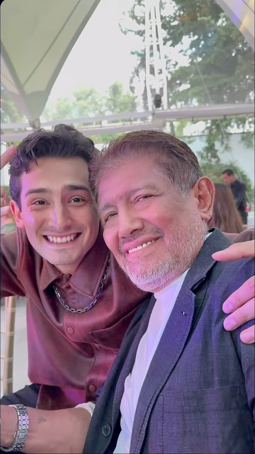 El exitoso productor Juan Osorio no es actor, pero sí ha compartido varios proyectos con su hijo Emilio, quien sobresalió en 'Mi marido tiene más familia', 'Juntos el corazón nunca se equivoca' y actualmente, aunque no actúa en 'El amor no tiene receta', sí canta el tema musical de la telenovela.