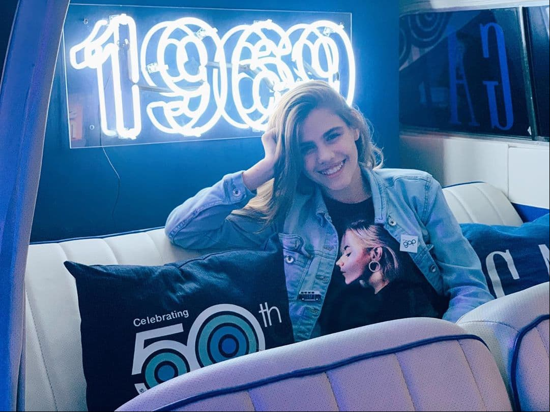 Este personaje es encarnado por Ana Lu Tena, quien comenzó sus estudios como actriz en el CEA infantil de Televisa, tomando diferentes cursos para perfeccionar su talento.