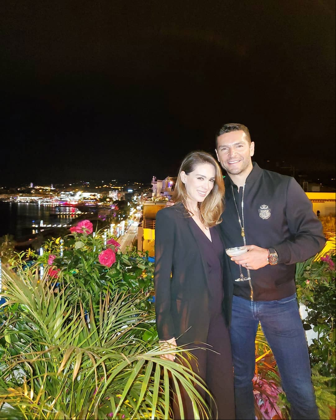 En diciembre de 2018 nacieron las mellizas de Jacqueline Bracamontes y Martín Fuentes. Dos meses después, la conductora acaparó las miradas en un evento tras mostrar lo rápido que había recuperado su figura.
