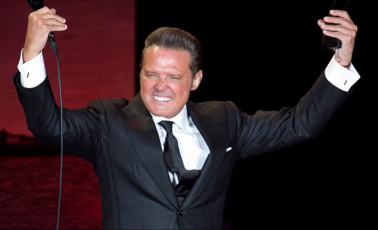 Luis Miguel impresiona tocándose a medio concierto