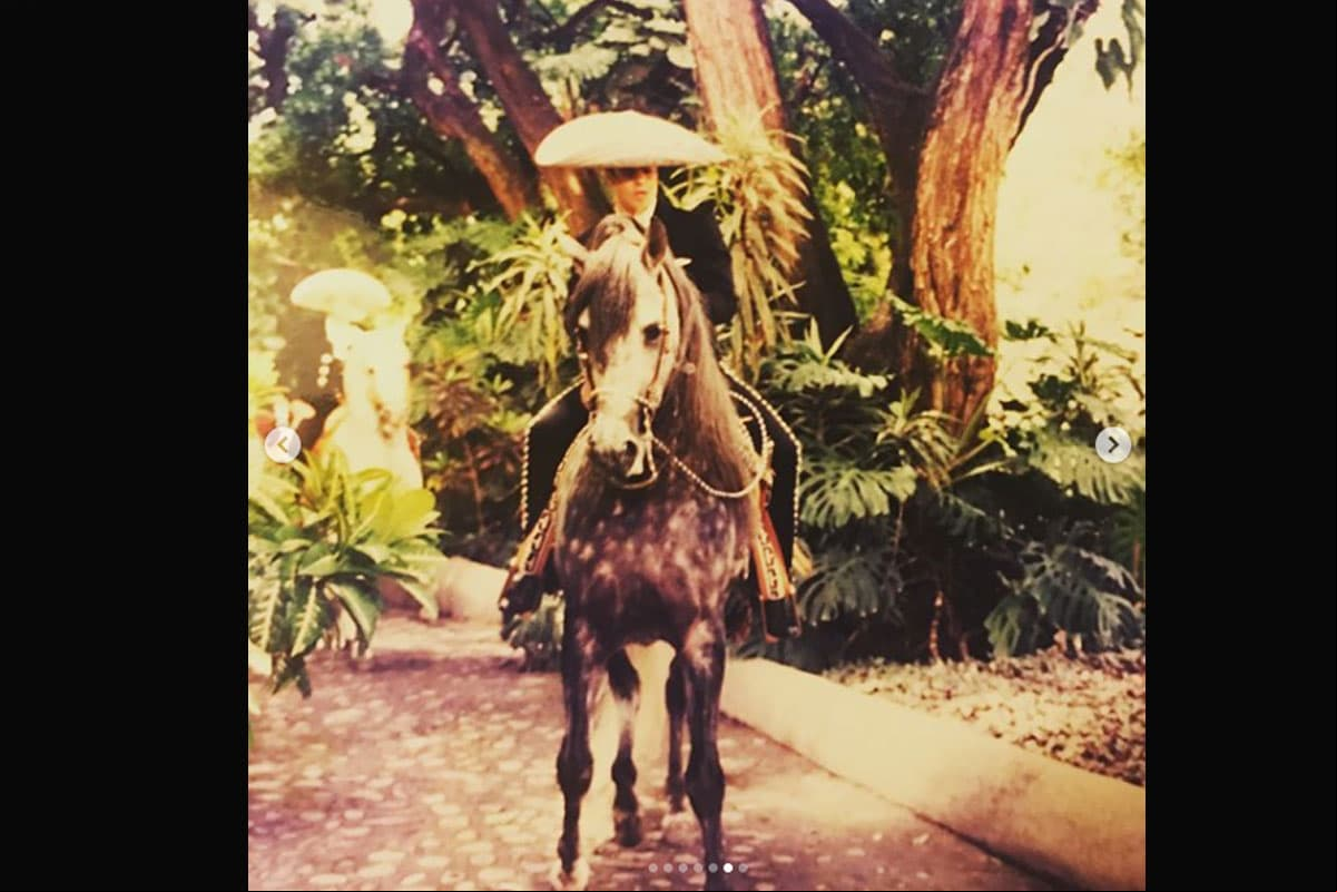 Eduardo vistió un traje de charro, con abotonadura de plata, hecho a la medida.