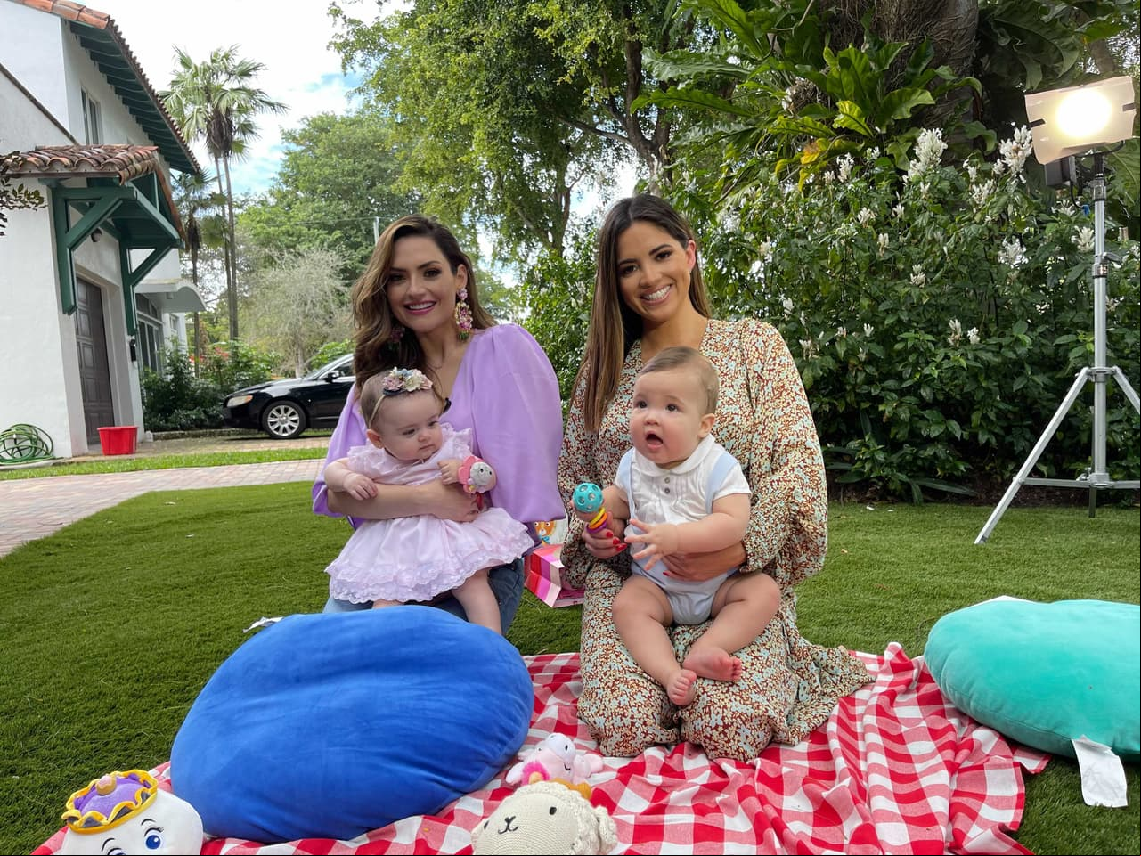 En fotos: El primer encuentro de Megan y Ford, los bebés de impacto