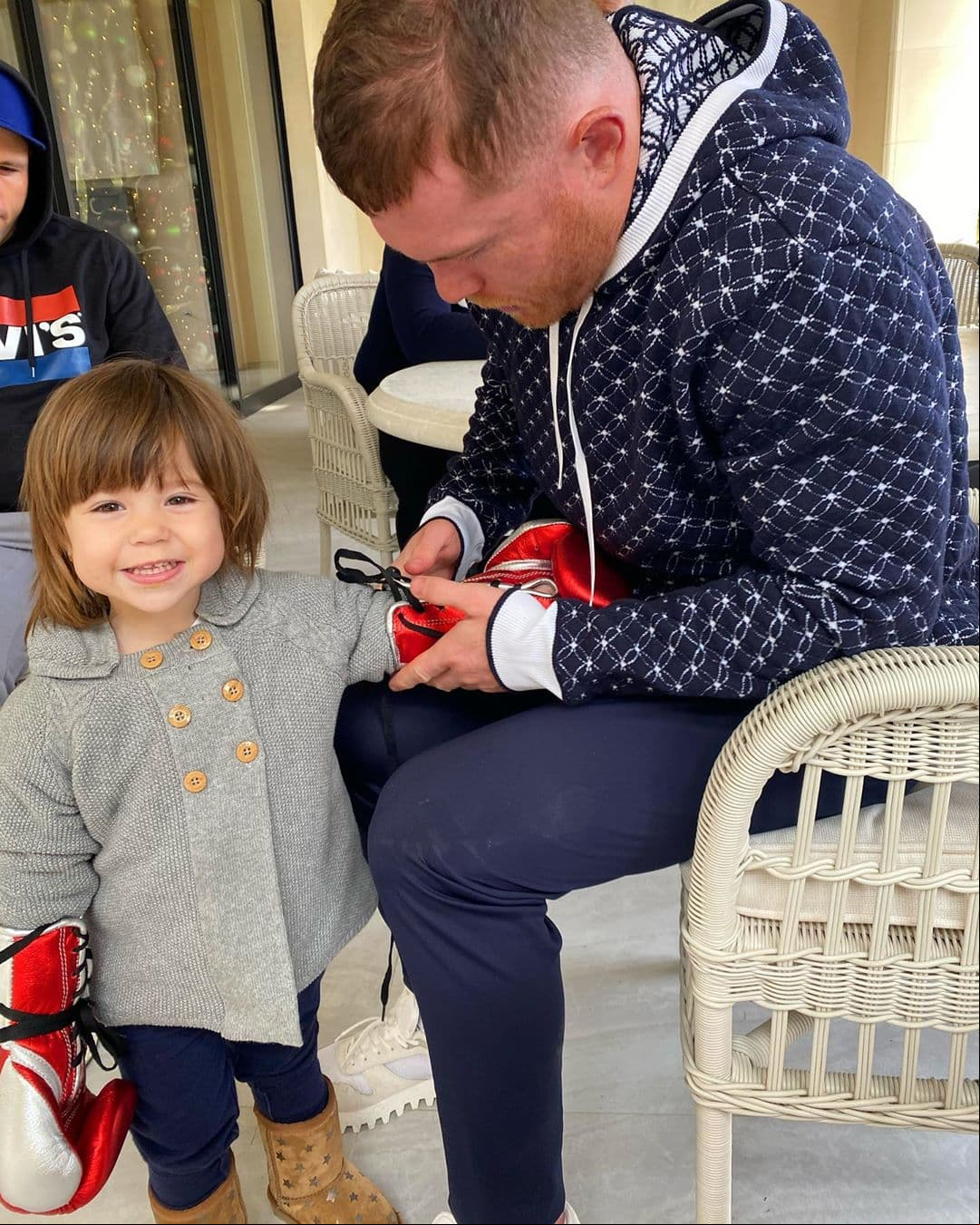Sin embargo, con apenas dos años de edad, la menor de las hijas del pugilista va que vuela para ícono fashionista pues lo que más ha llamado la atención son los lujosos outfits con los que la visten.