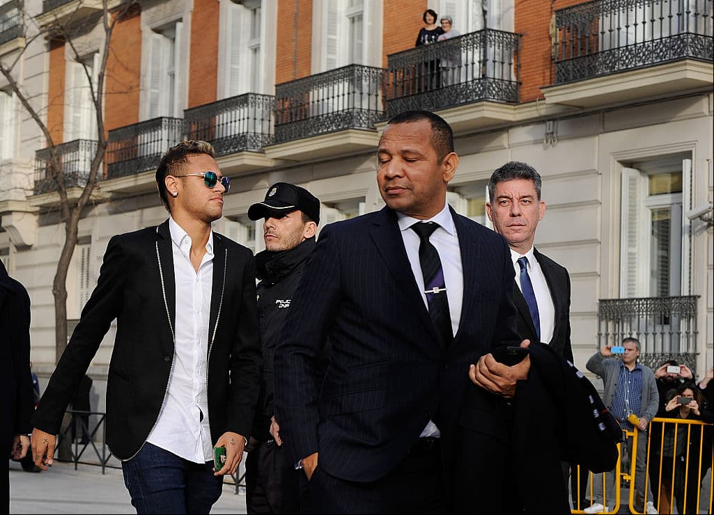 Neymar Jr. heredó el gusto por el futbol por parte de su padre, Neymar Sr., quien jugó en sus últimos años en Mogi das Cruzes, un extenso suburbio industrial ubicado en las afueras de Sao Paulo.