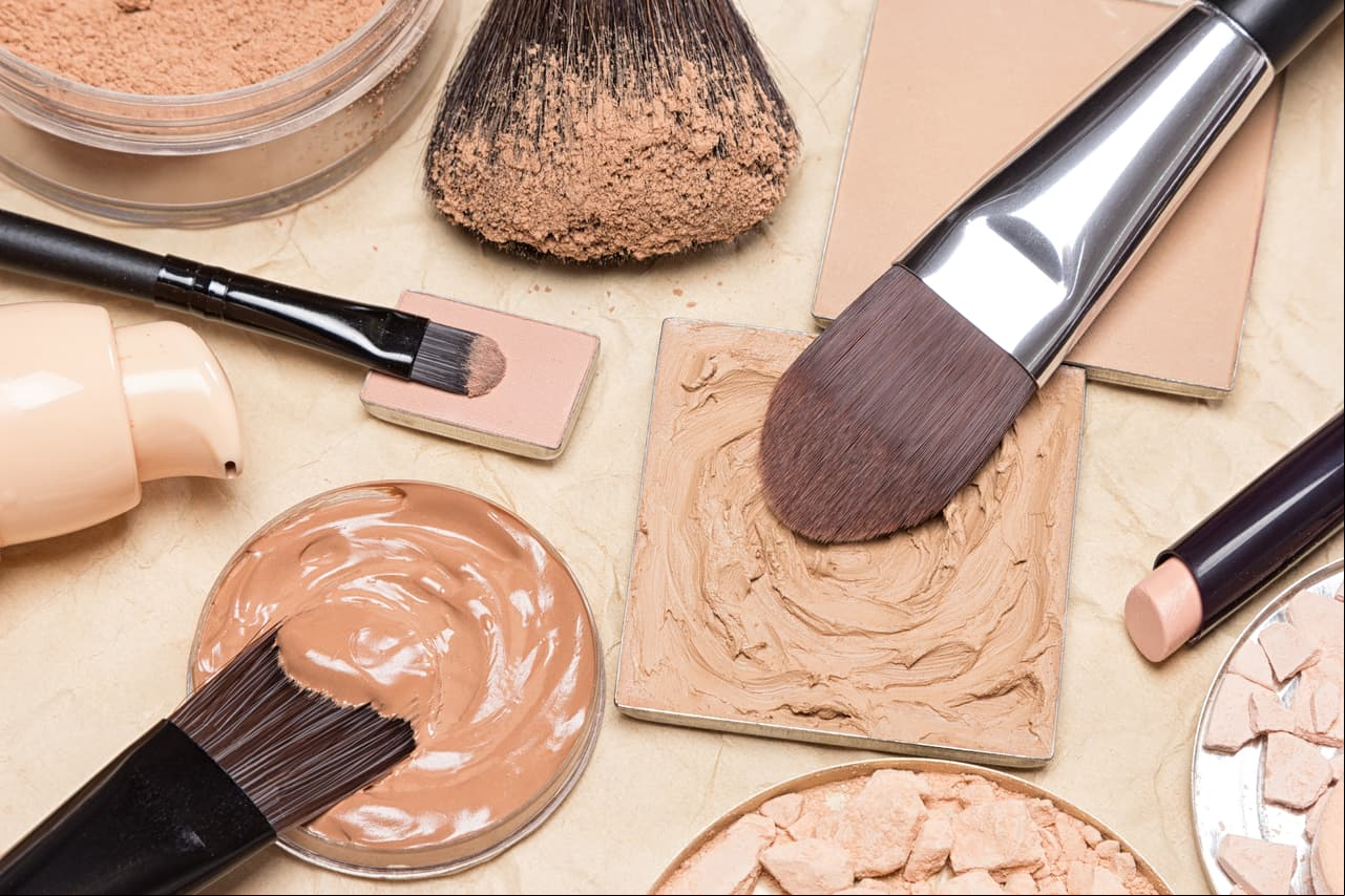 ¿Cuál es el orden correcto para aplicar el maquillaje? ¿Va primero el corrector o la base?