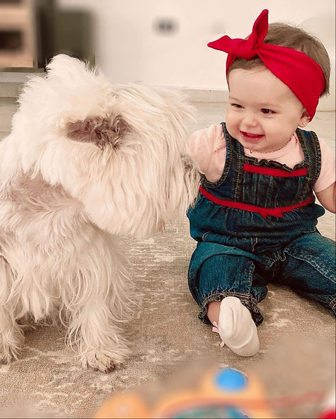 La actriz compartió en sus redes sociales una tierna imagen en la que Martina juega con su perrito yorkie de nombre Tazilda (Taz).
