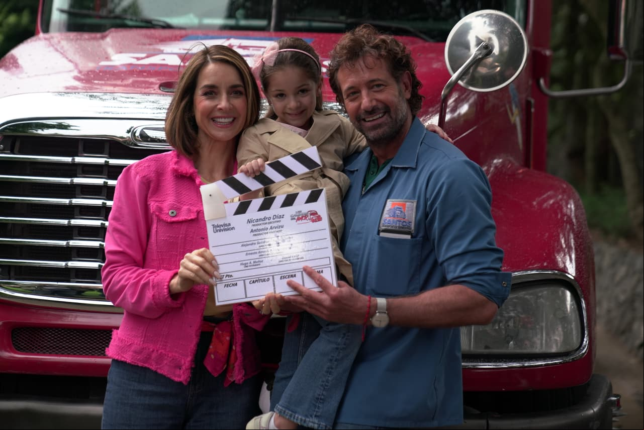 Los protagonistas de la telenovela posaron con la claqueta acompañados de la pequeña que dará vida a la hija de Susana González.