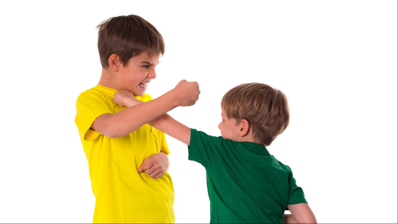 Niños peleando