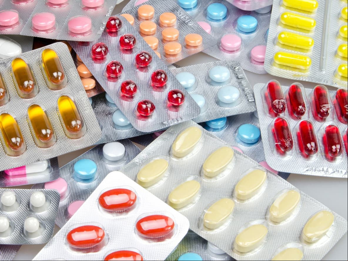 Antibióticos modifican la cantidad natural de bacterias en la vagina, alterando su sabor y las secreciones.
