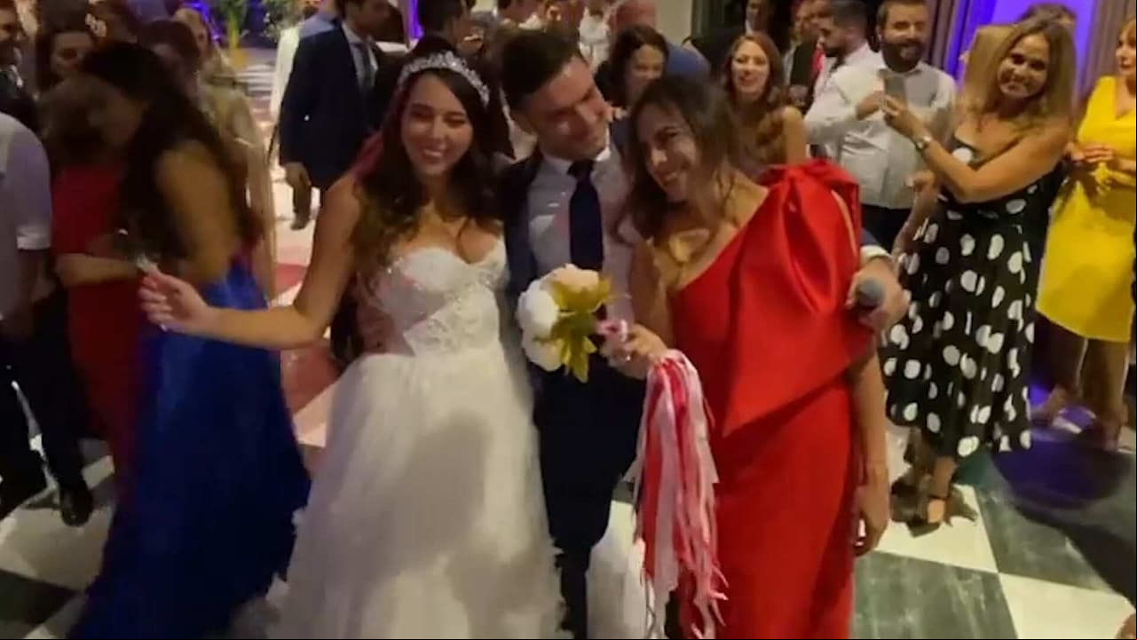 Novia de Julián Gil se gana el ramo en boda de su hijastra y le piden a gritos que se case con el actor