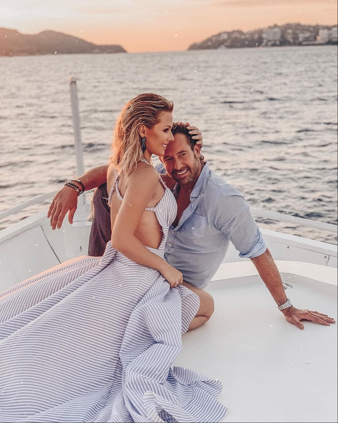 Irina Baeva y Gabriel Soto. Con 17 años de diferencia, la pareja demuestra en redes sociales que el amor no tiene edad. Incluso, hace poco ambos presumieron la misma frase maya en un tatuaje: ‘Yo soy tú y tú eres yo’.