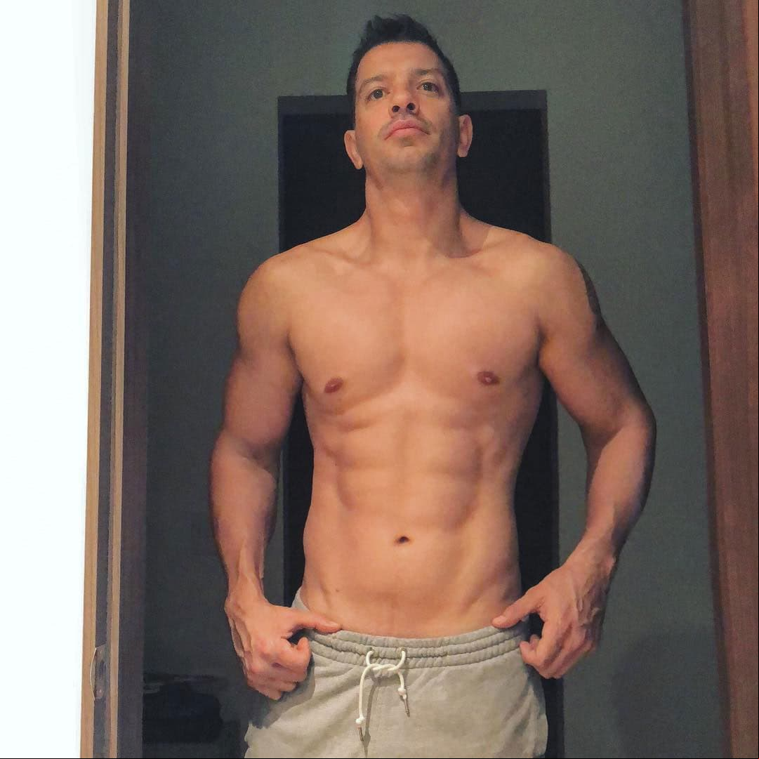 A la par de trabajar en la música, Yahir se prepara físicamente con extenuantes rutinas de ejercicio que le han beneficiado con un cuerpo de campeón.