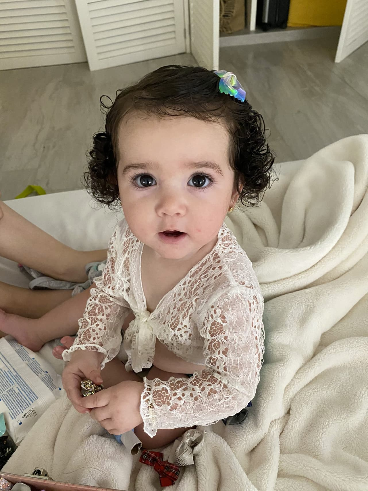 El pasado 30 de abril, Juan de Dios Pantoja publicó en Twitter un par de imágenes de Kima, expresando cuánto extraña a su hija. “Primer día del niño de mi muñequita y estar en esta maldita situación, extraño despertar en la cama con las dos”, escribió.