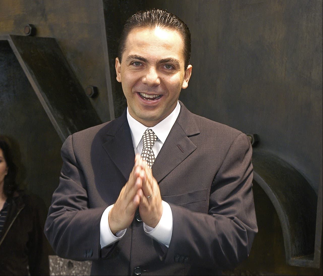 Cristian Castro le canta 'las mañanitas' a su mamá en pleno concierto