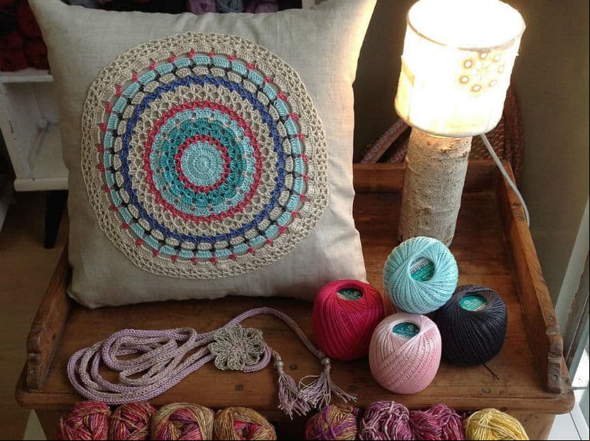 No te limites a hacer carpetas o tapetes con diseños de mandalas, ¿te gusta este cojín colorido?