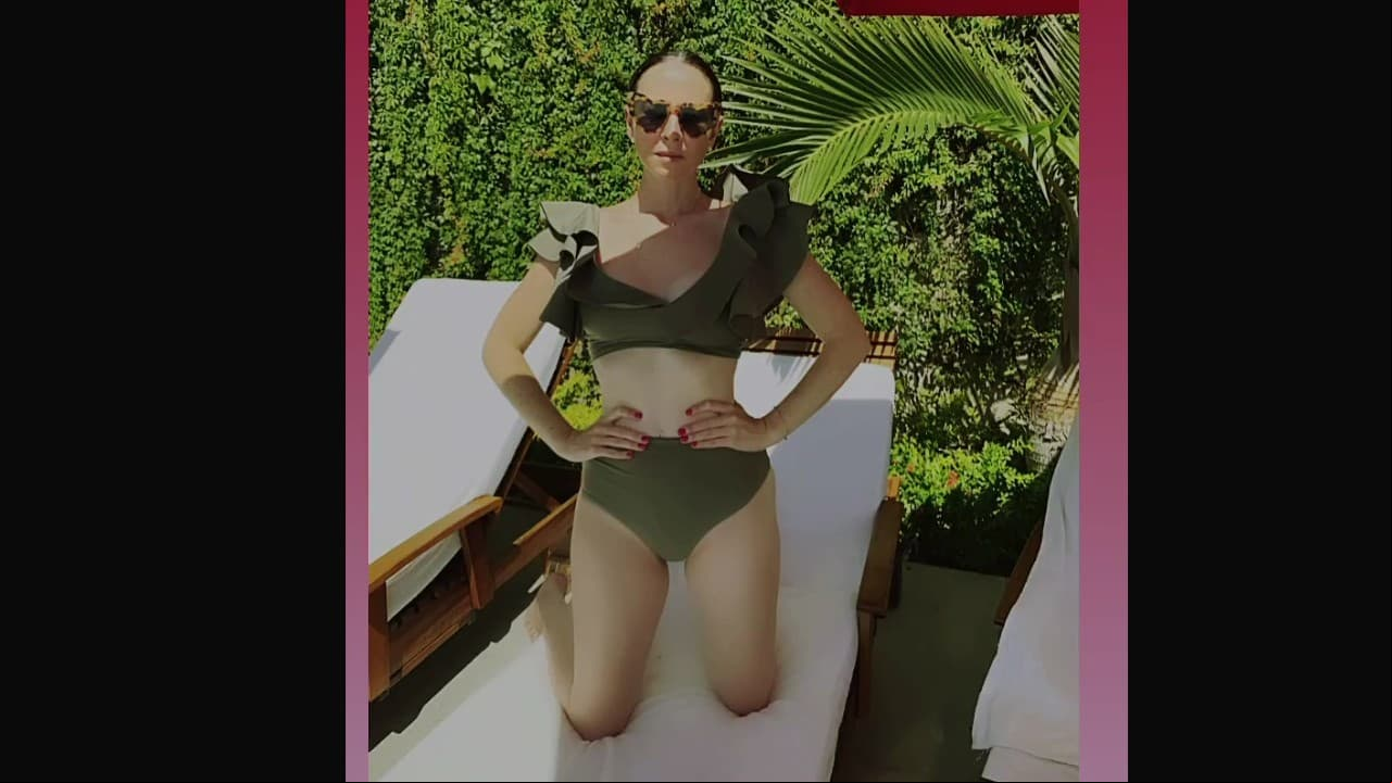 Andrea Torre, quien da vida a ‘La Nena’ en el programa producido por su esposo Pedro Ortiz de Pinedo, también dejó ver su figura y compartió en su cuenta oficial de Instagram que se tomó unos días de descanso junto a su familia para viajar a alguna playa mexicana, donde apareció con un bikini verde de talle alto.