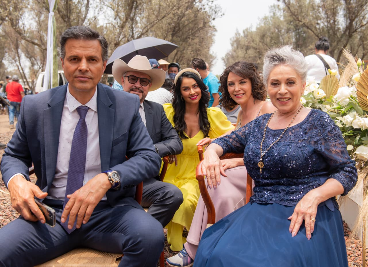 Agustín Arana, Arturo Peniche, Claudia Martín, Laura Flores y Carmen Delgado posaron para la cámara de Las Estrellas.