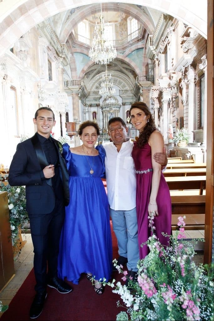 Juan Osorio es un productor que, como cuida cada detalle de sus producciones, siempre está presente en los llamados y en las grabaciones. Por su cumpleaños, aquí te dejamos algunas imágenes que comprueban su pasión por el trabajo.