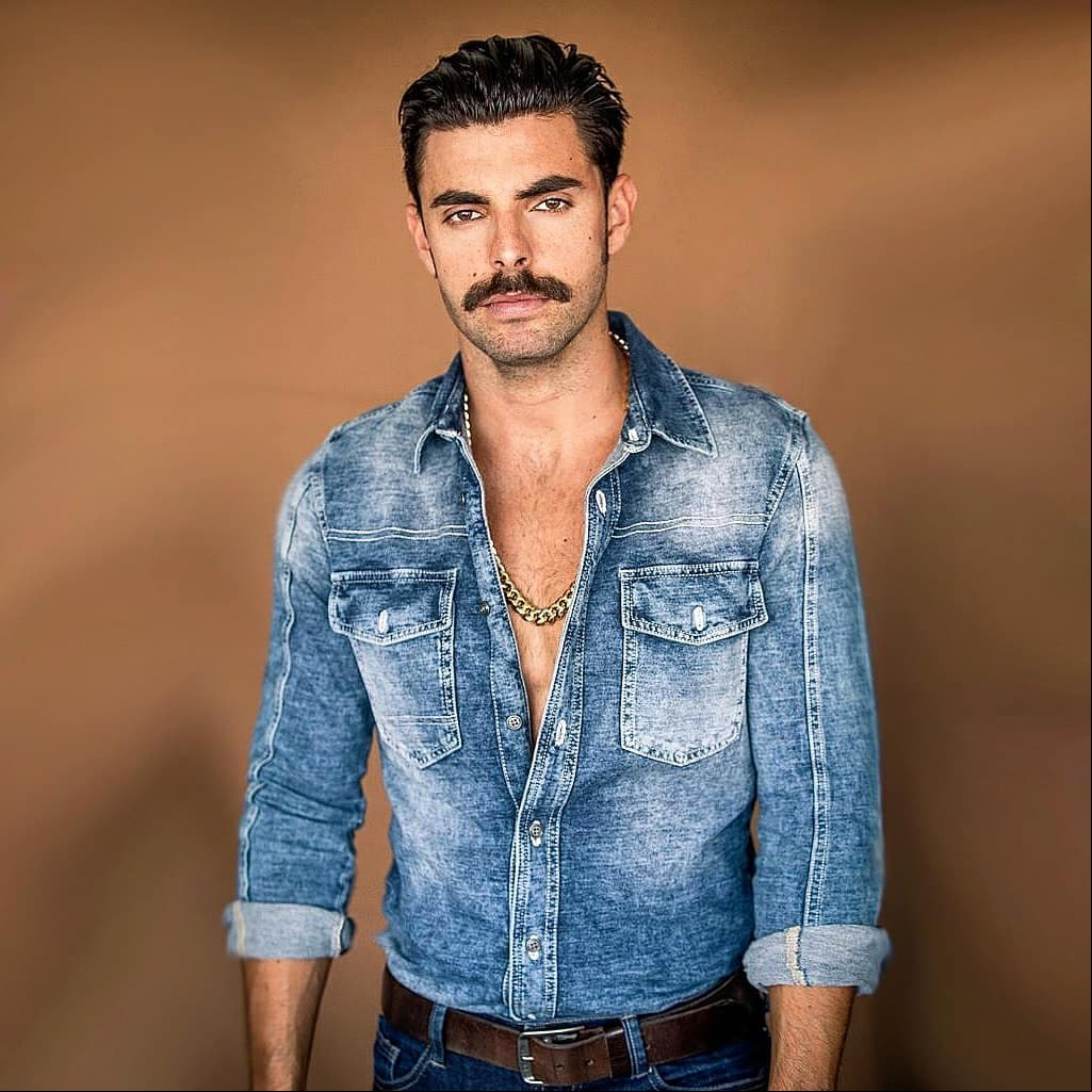 El actor inició su carrera en 2011 en cine, televisión y teatro, pero tres años después viajó a Colombia donde se integró al elenco de ‘La reina del Sur’. Su paso por este país hizo que tiempo después llegara a México en donde se sumó a la serie ‘Herederos por accidente’.