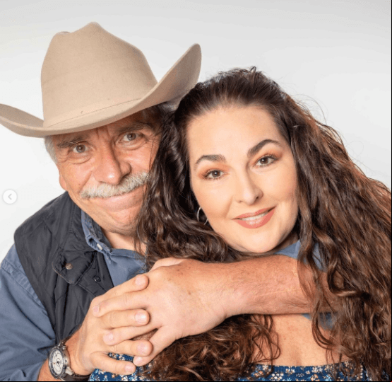 'Domingo' y 'Cielo' son los padres de 'Abril'; él es un hombre honesto y amoroso y ella es una mujer de carácter fuerte.